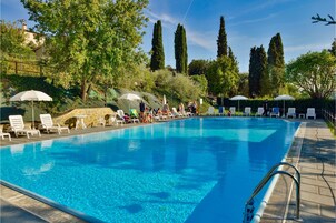 Outdoor pool, pool umbrellas, sun loungers
