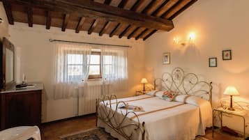 Senior Duplex | Iron/ironing board, cribs/infant beds, free WiFi, bed sheets