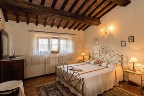 Senior Duplex | Iron/ironing board, cots/infant beds, free WiFi, bed sheets - Agriturismo Case Graziani (Citta della Pieve)