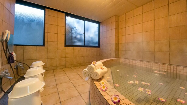 A spa room with a bathtub, towels, and a window. - REMBRANDT INN KAZUSA (Kimitsu)