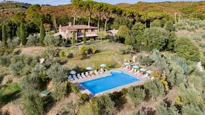 A large house with a swimming pool surrounded by trees and a fenced area with lounge chairs. - Agriturismo Malagronda (Citta della Pieve)