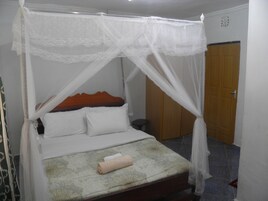 Habitación doble, 1 cama doble | Escritorio, cortinas opacas, wifi gratis y ropa de cama