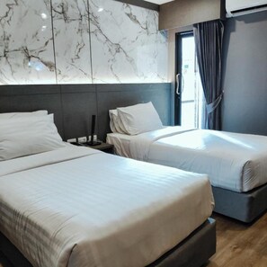 Deluxe Twin Room, Non Smoking | Premium bedding, minibar, in-room safe, individually furnished - Hyde Park Hotel Bangkok (Bangkok)