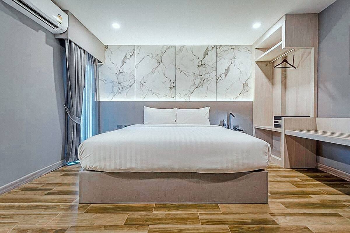 Standard Room, 1 King Bed | Premium bedding, minibar, in-room safe, desk