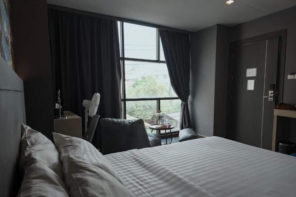 Deluxe Front View Premium | Premium bedding, minibar, in-room safe, desk