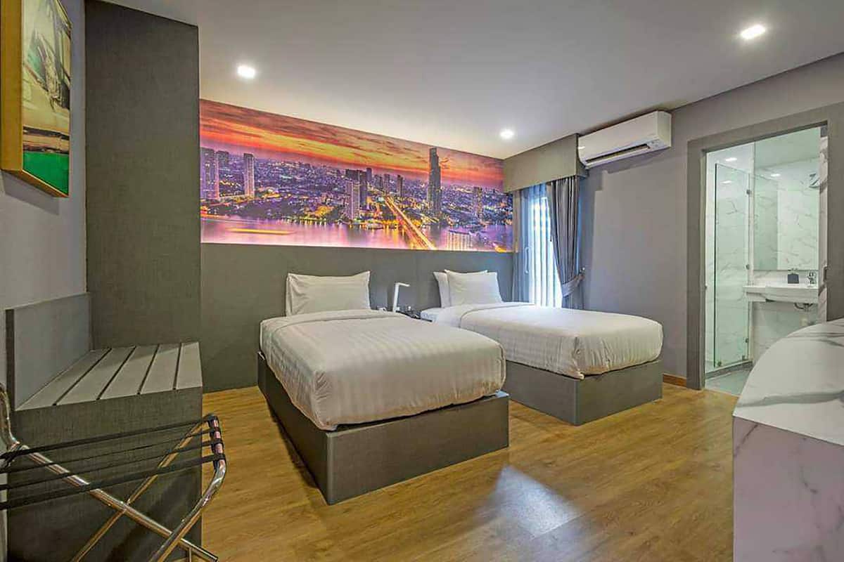 Deluxe Twin Room, Non Smoking | Premium bedding, minibar, in-room safe, desk