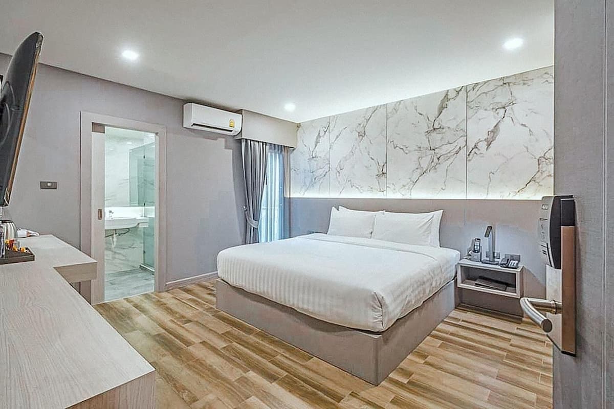 Superior Room, 1 Queen Bed | Premium bedding, minibar, in-room safe, desk