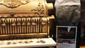 Una máquina de escribir antigua con un panel frontal decorativo y un saquito de galletas de jengibre a su lado.
