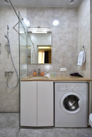 Appartement, 1 slaapkamer | Badkamervoorzieningen | Een douche, gratis toiletartikelen, een haardroger, pantoffels