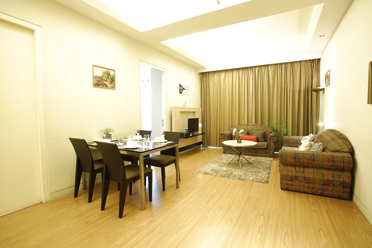Apartamento familiar, 2 habitaciones, accesible para personas con discapacidad, vistas a la ciudad | Sala de estar | Televisión LED de 32 pulgadas con canales por cable, una televisión