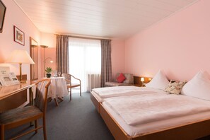 Desk, blackout curtains, rollaway beds, free WiFi - Landhaus Schaaf (Runkel)