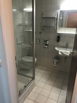 Comfort kamer, 1 twee- of 2 eenpersoonsbedden | Badkamer | Een douche, gratis toiletartikelen, een haardroger, handdoeken