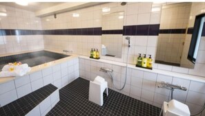 Kombinert dusj/badekar og dype avslapningsbadekar