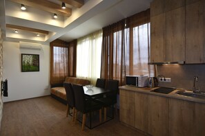 Apartment, 1 Bedroom | Private kitchen | Fridge, microwave, oven, stovetop