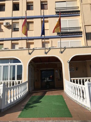 Property entrance - Hotel Mesón del Moro (Abaran)