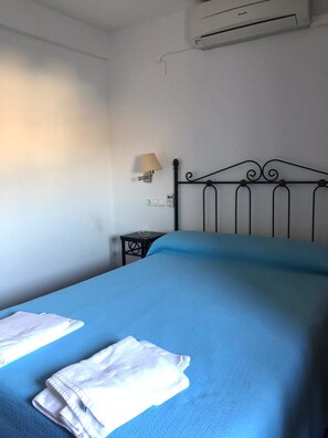 In-room safe, free cots/infant beds, free WiFi, bed sheets - Hotel Mesón del Moro (Abaran)