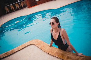 Una piscina al aire libre