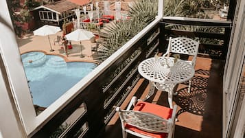 Regalia Luxury Pool view King Bed | Egyptian cotton sheets, premium bedding, memory foam beds, in-room safe