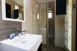 Luxury Apartment, Multiple Beds, Non Smoking | Bathroom shower - Apartment with Sauna, Hot Tub & Parking (Tel Aviv)