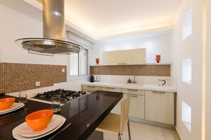 Private kitchen - Apartment with Sauna, Hot Tub & Parking (Tel Aviv)
