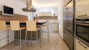 Luxury-Apartment, Mehrere Betten, Nichtraucher | Essbereich im Zimmer