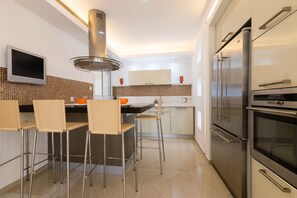 Luxury-Apartment, Mehrere Betten, Nichtraucher | Essbereich im Zimmer