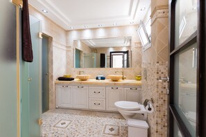 Apartamento de lujo, varias camas, no fumadores | Baño | Bañera y ducha independientes y bañera profunda