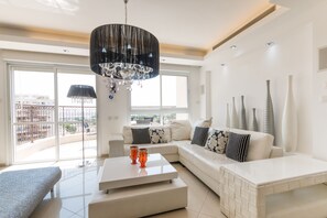 Living room - Apartment with Sauna, Hot Tub & Parking (Tel Aviv)