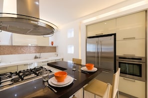 Appartement Luxe, plusieurs lits, non-fumeurs | Cuisine privée | Grand réfrigérateur, micro-ondes, four, plaque de cuisson