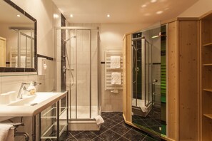 Apartamento (5) (incl. cleaning fee EUR 100) | Banheiro | Chuveiro, secador de cabelo, piso aquecido, toalhas de banho