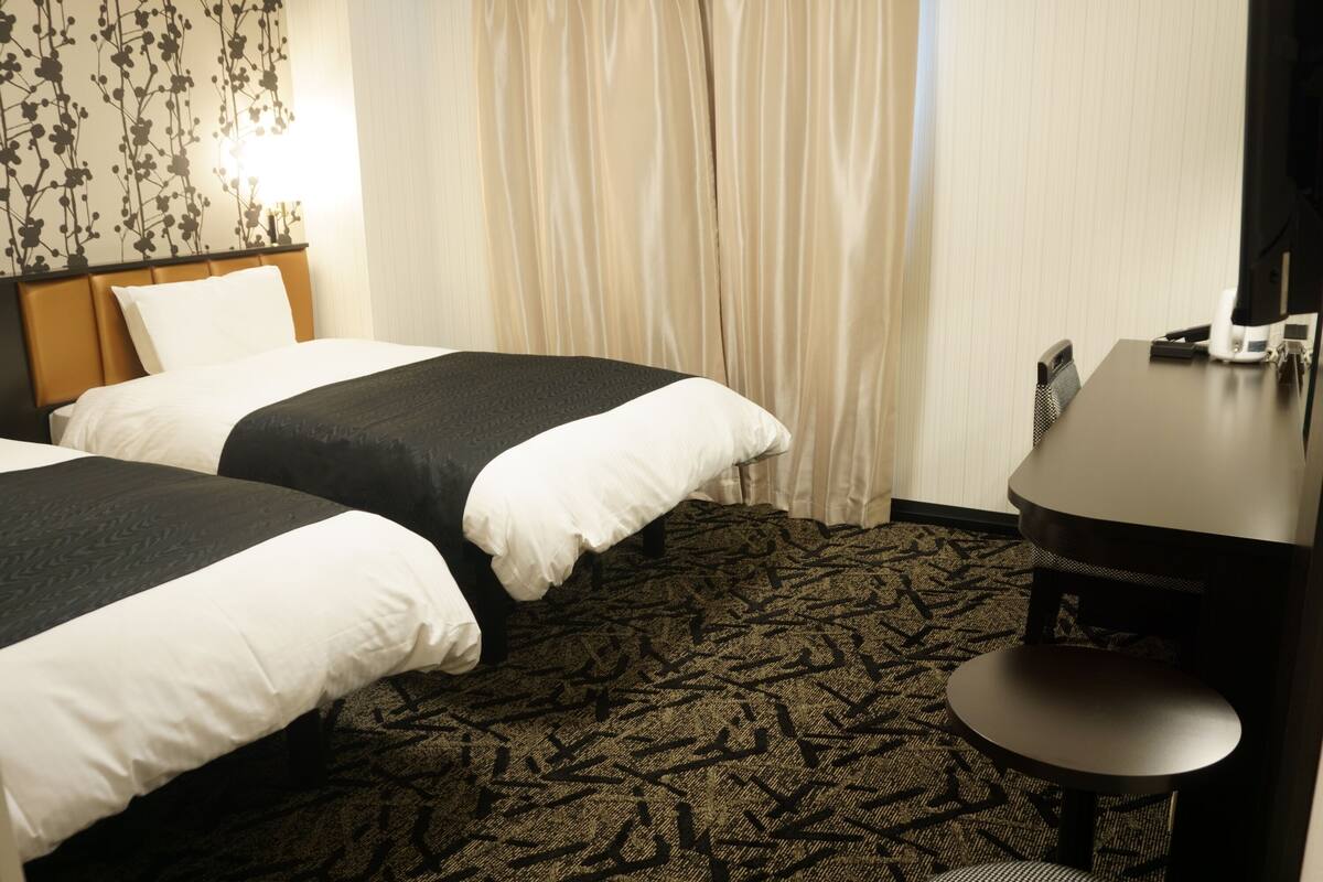 Deluxe Twin Room, Non Smoking | Down duvets, desk, blackout curtains, soundproofing