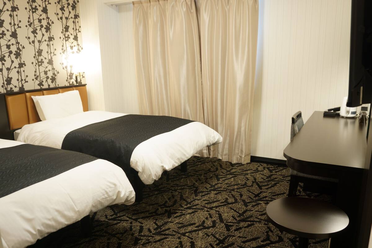 deluxe twin room, non smoking | desk, blackout curtains, free wifi, bed sheets