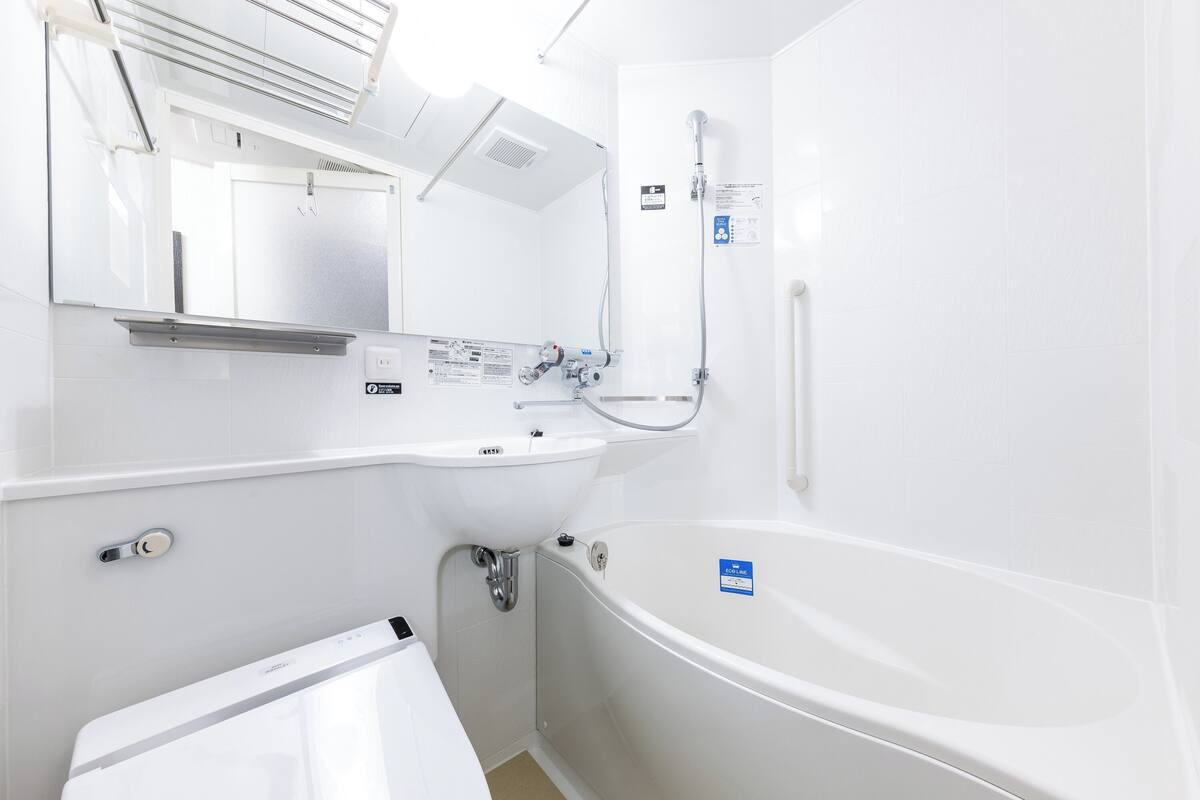 combined shower/bathtub, deep-soaking bathtub, free toiletries