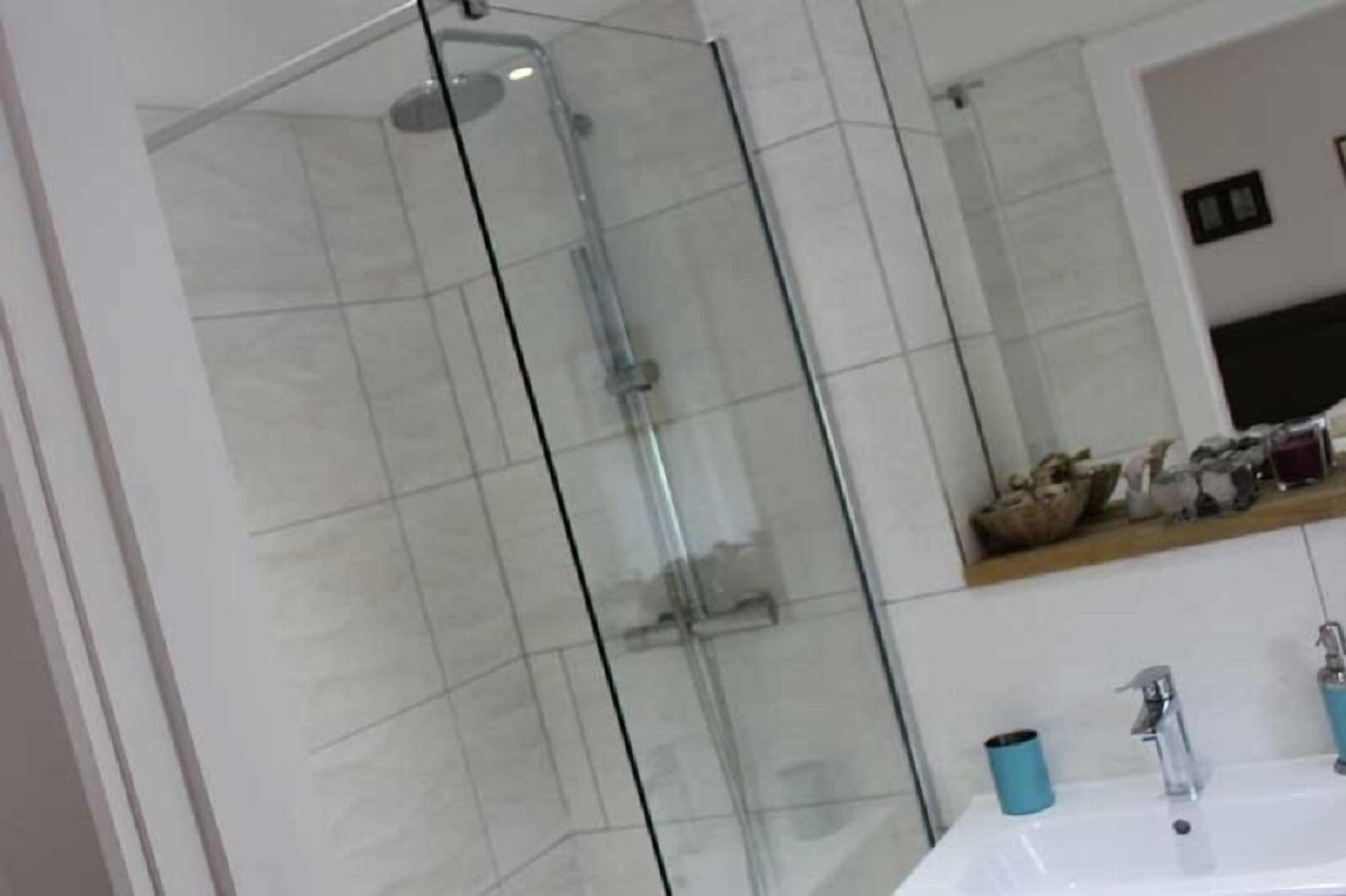 Deluxe-Doppelzimmer (Zip & Link) | Dusche im Bad