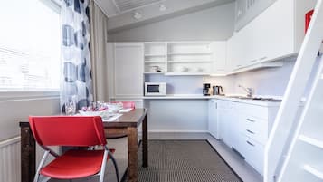 Standard-studiolejlighed - flere senge | Privat køkken | Køleskab, mikrobølgeovn, kogeplade, opvaskemaskine