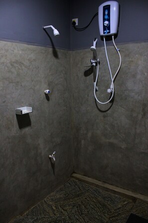 Standard Double Room | Bathroom shower - Sigiriya Lahiru Homestay (Sigiriya)