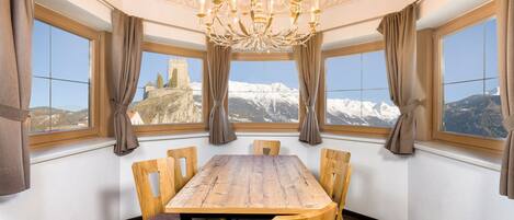 تناول الطعام داخل الغرفة