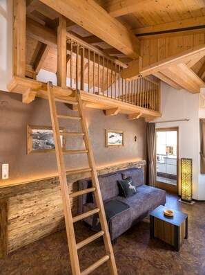 Appartement | Woonruimte | Een lcd-televisie, speelgoed en vloerverwarming