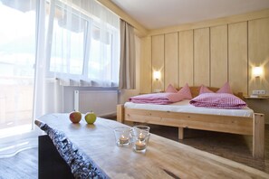 Ropa de cama hipoalergénica, cunas, wifi gratis y ropa de cama 