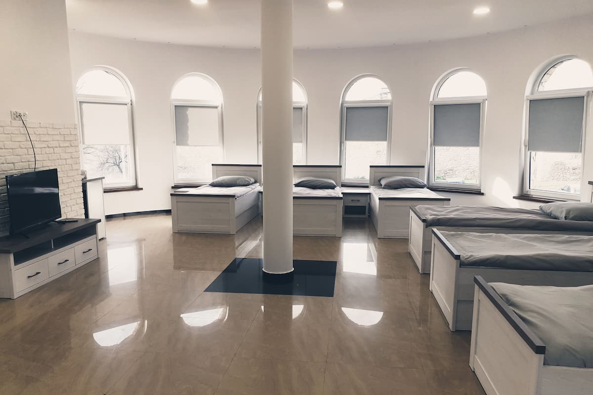 Familien-Studiosuite, 1 Schlafzimmer | 1 Schlafzimmer, Bügeleisen/Bügelbrett, kostenloses WLAN, Bettwäsche