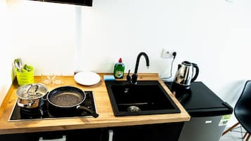 Refrigerador, parrilla de estufa, cafetera y tetera y tetera eléctrica