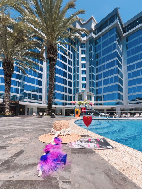 2 piscines extérieures, parasols de plage, chaises longues