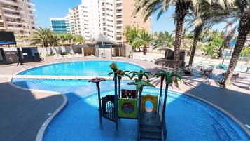 2 室外游泳池,池畔遮阳伞,日光浴躺椅