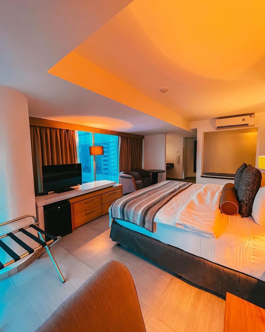 Minibar, bureau, espace de travail pour ordinateur portable