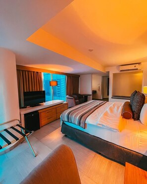 Minibar, bureau, espace de travail pour ordinateur portable