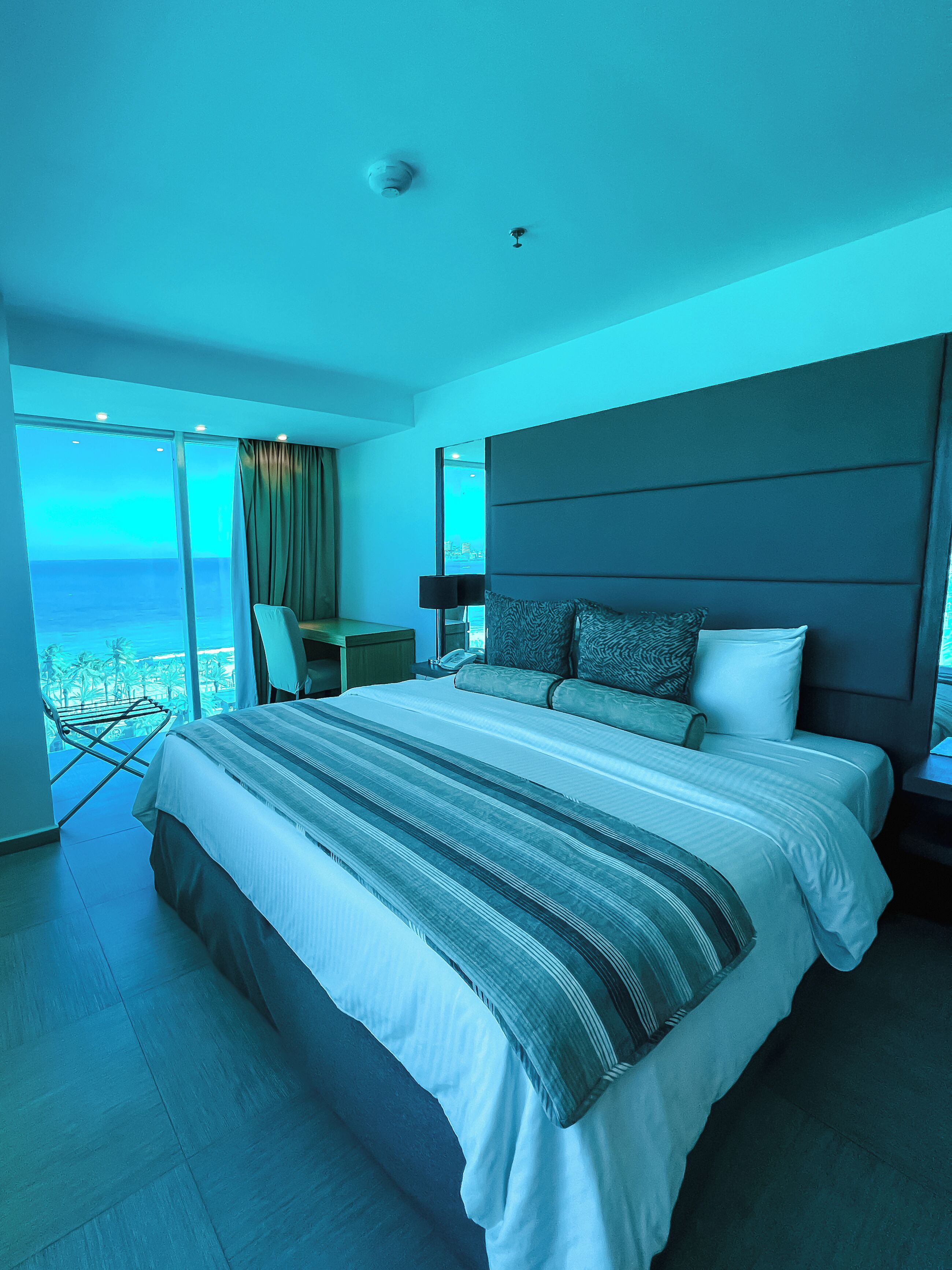 Minibar, skrivebord, skrivebord for bærbar PC og strykejern/-brett