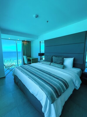 Minibar, desk, laptop workspace, iron/ironing board - Tibisay Hotel Boutique Margarita  (Maneiro)