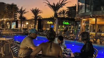 Piscine extérieure, parasols de plage, chaises longues