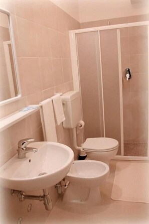 A bathroom with a sink, toilet, and shower. - Hotel Bel Air (Rimini)