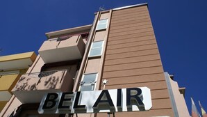 A multi-story building with a sign reading "BEL AIR". - Hotel Bel Air (Rimini)